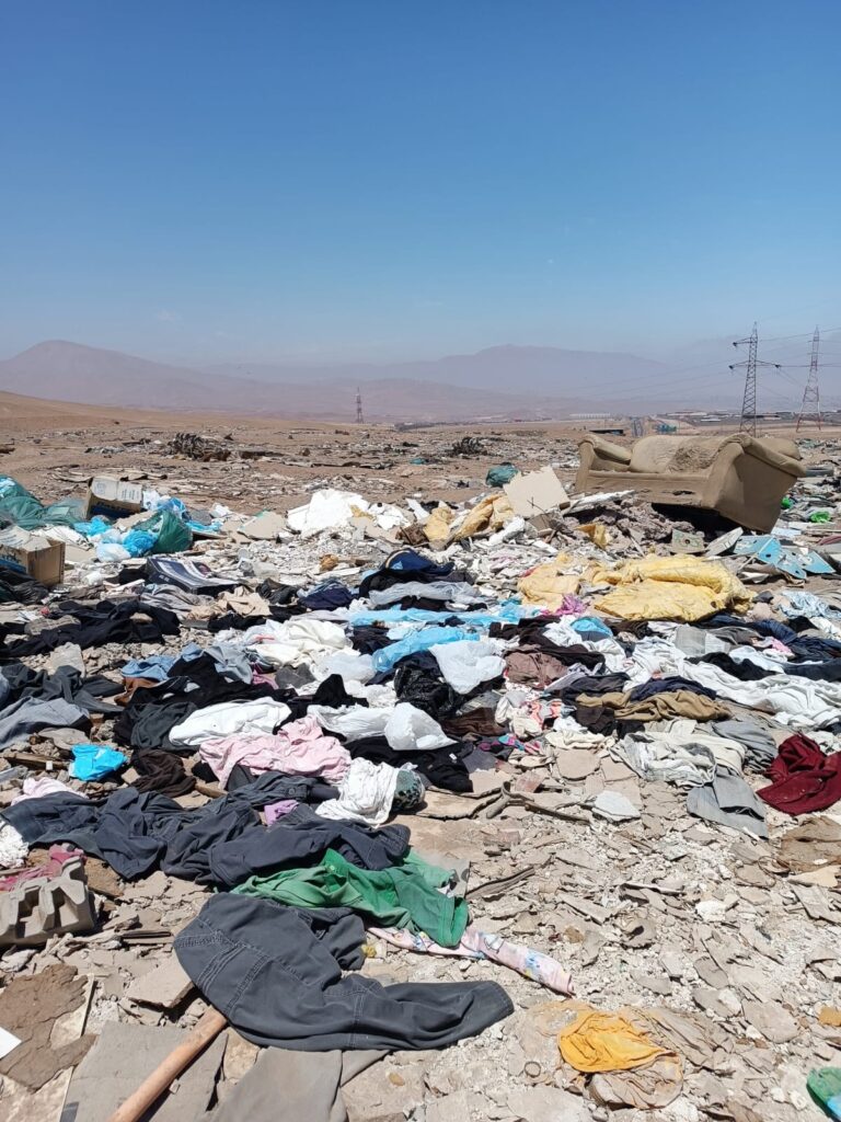 vêtements abandonnés dans le désert d'Atacama