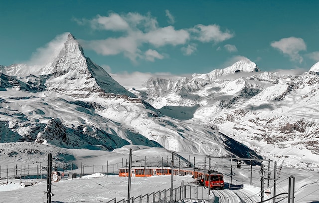 train circulant au milieu des montagnes enneigées de zermatt.